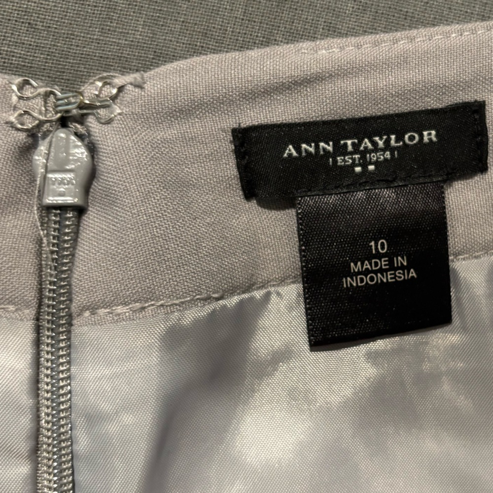 Ann Taylor Gray Pencil Skirt Size 10, Fully Lined - Picture 6 of 9